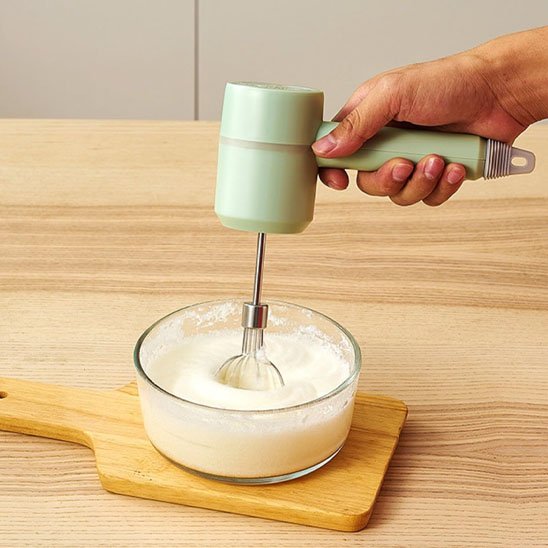 Batteur électrique vert pour crème pâtissière