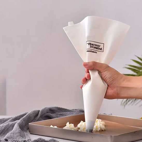 Décoration de gâteau avec poche à douille sur un plateau