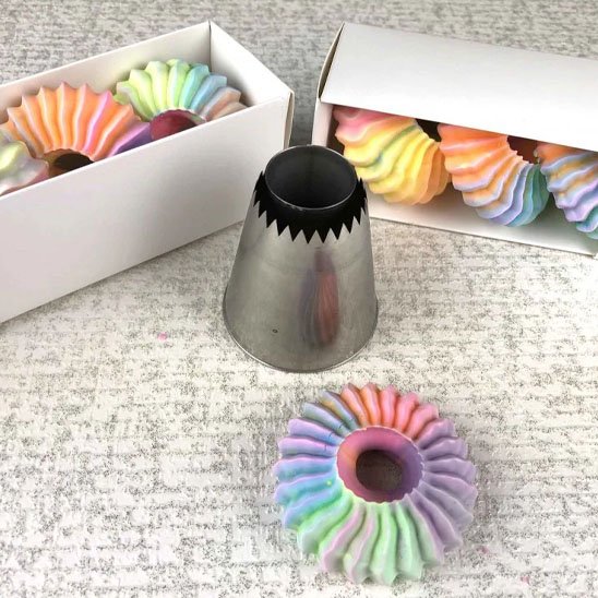 Douille pâtisserie et décorations de meringue arc-en-ciel