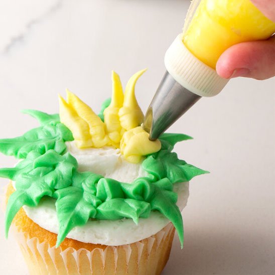 Douille patisserie formant des motifs jaunes sur cupcake