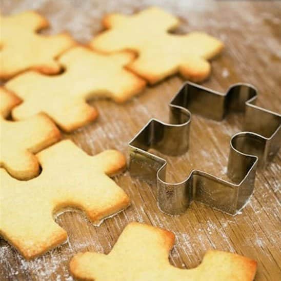 Emporte piece puzzle avec sablés cuits