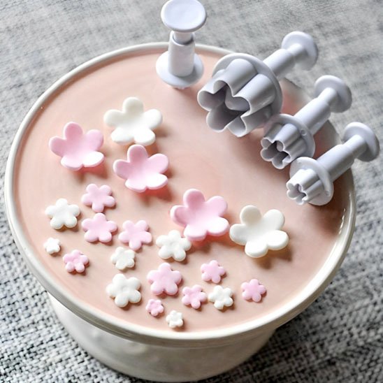 Emporte pieces fleurs avec pâte à sucre rose blanche