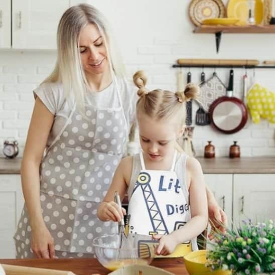 Tablier de cuisine enfant et adulte cuisinant ensemble pelleteuse dessinée