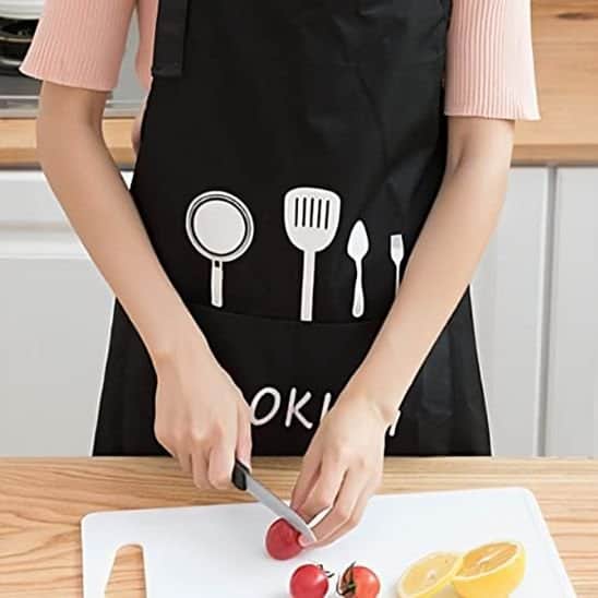 tablier de cuisine noir avec inscription COOKING et accessoires de cuisine