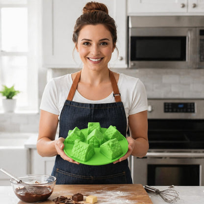 Femme tenant un moule en silicone vert avec maisons colorées