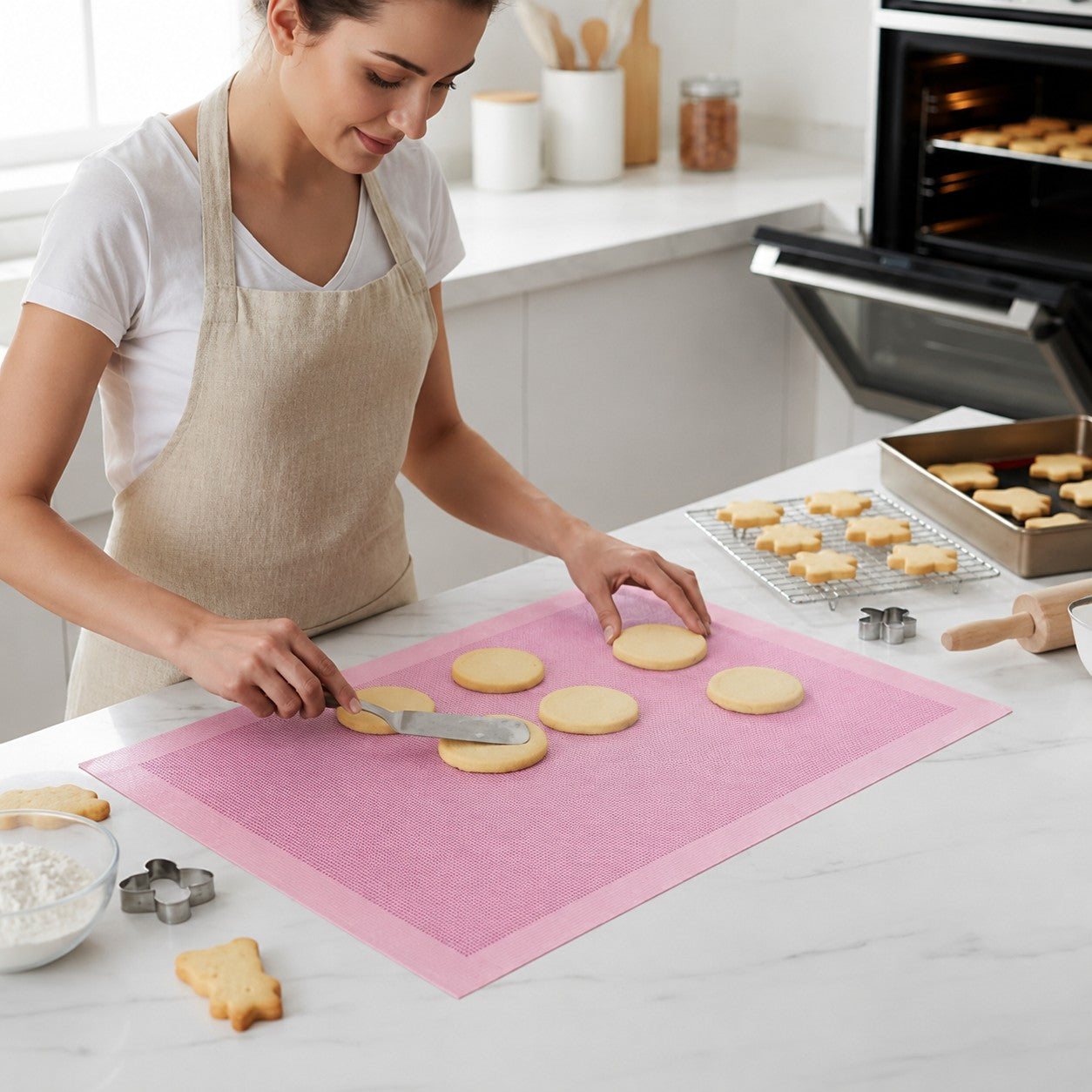 Tapis de cuisson rose avec biscuits ronds