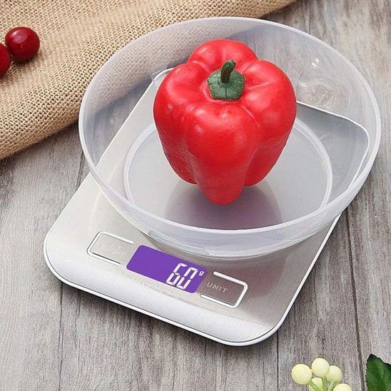 Balance cuisine avec poivron rouge sur le plateau