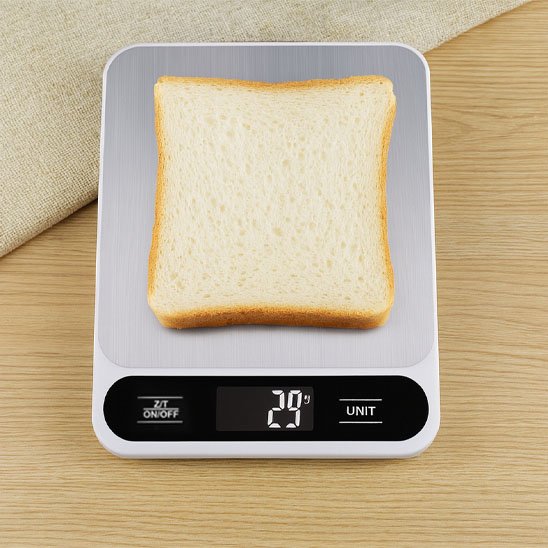 Balances de cuisine avec fruits frais dans un bol