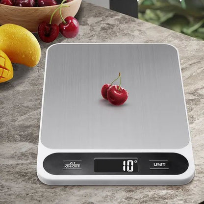 Balances de cuisine avec légumes et farine dans un bol