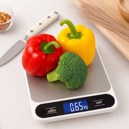 Balances de cuisine avec légumes variés sur le plateau