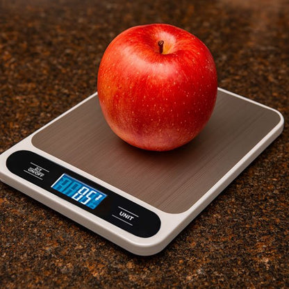 Balances de cuisine avec pomme sur le plateau