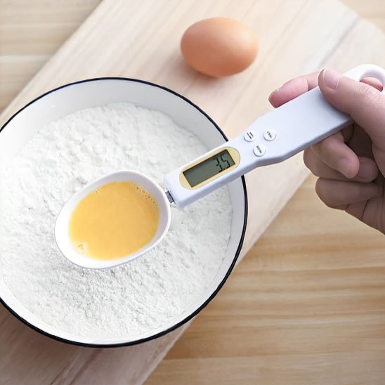 Cuillère doseuse​ digitale avec œuf et farine