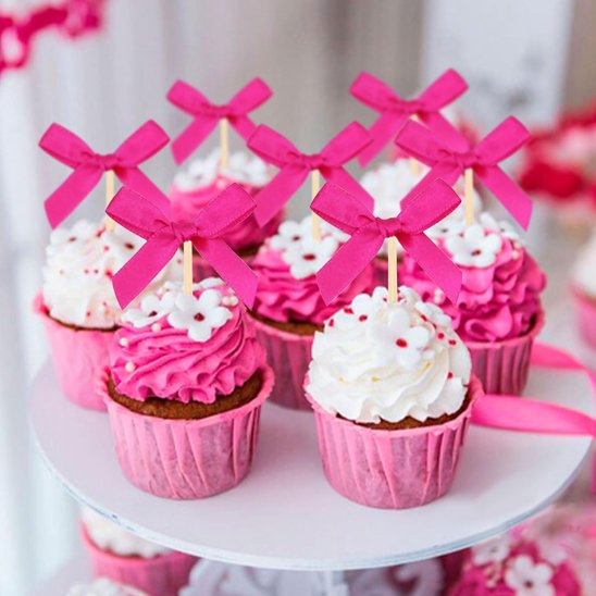 cupcakes avec un glaçage rose et blanc avec decoration gateau anniversaire de rubans roses et de petites fleurs