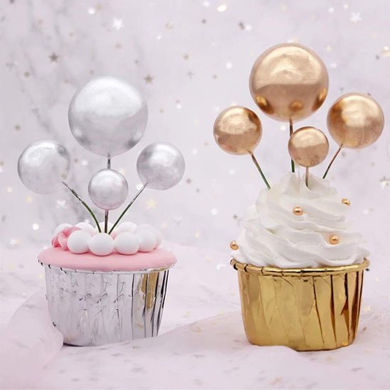 Cupcakes décorés avec boules métalliques dorées et argentées