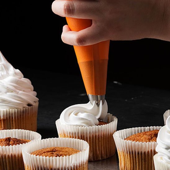 Décoration de cupcake avec douille patisserie et crème blanche