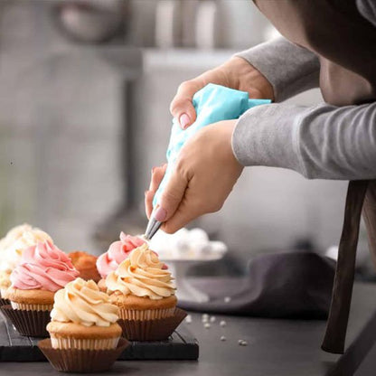 Décoration de cupcakes avec poche à douille aux crèmes colorées