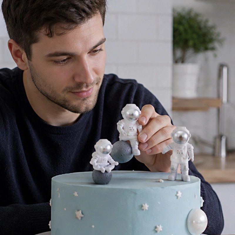 Décoration gateau anniversaire astronautes argentés sur gâteau bleu