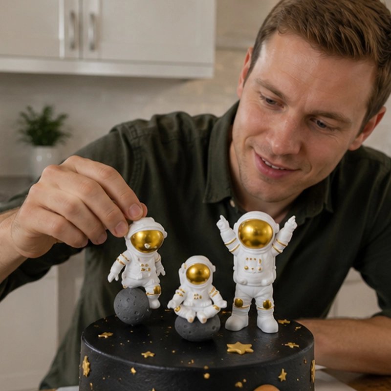 Décoration gateau anniversaire astronautes dorés sur gâteau noir