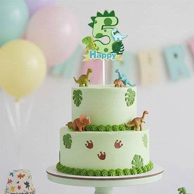 Décoration gateau anniversaire avec figurines dinosaure et feuillage