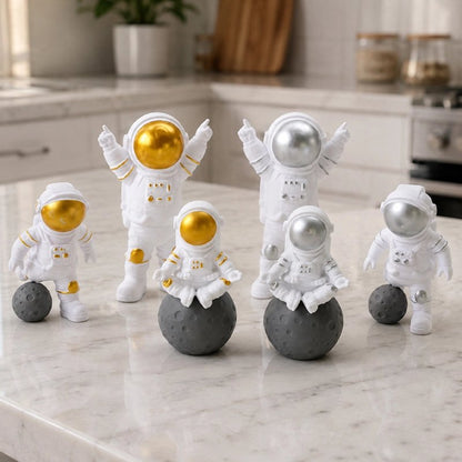 Décoration gateau anniversaire figurines astronautes dorées et argentées
