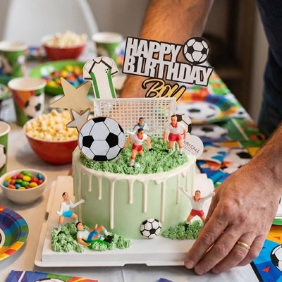 Décoration gateau anniversaire football avec joueurs et ballons