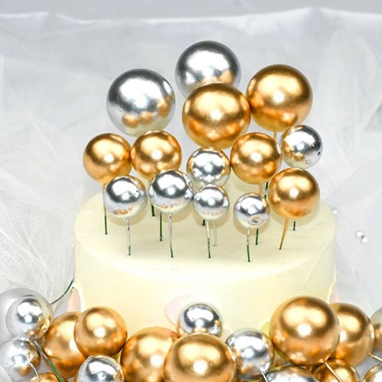 Decoration gâteau avec boules dorées et argentées disposées élégamment