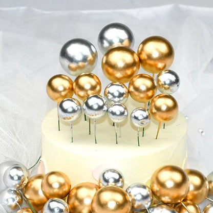 Decoration gâteau avec boules dorées et argentées disposées élégamment
