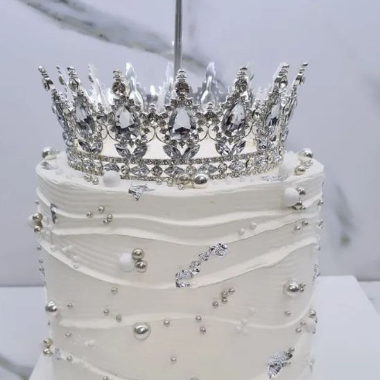 decoration gateau avec couronne argentée et perles argentées
