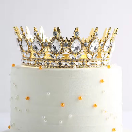 decoration gateau avec couronne dorée et perles orange
