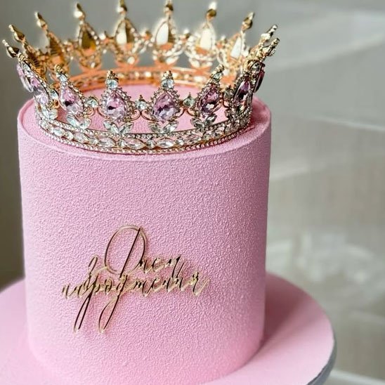 decoration gateau avec couronne dorée sur fond rose
