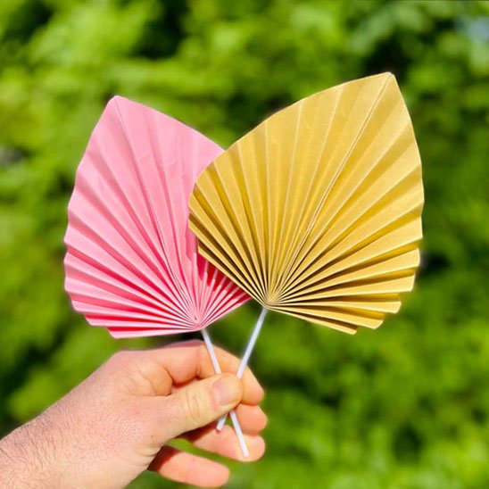 Decoration gateau avec éventails en papier doré et rose