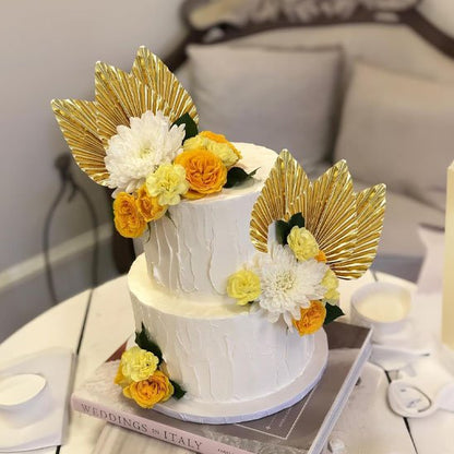 Decoration gateau gâteau élégant avec fleurs jaunes et éventails dorés