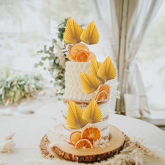 Decoration gateau rustique avec éventails jaunes et tranches d'orange séchées
