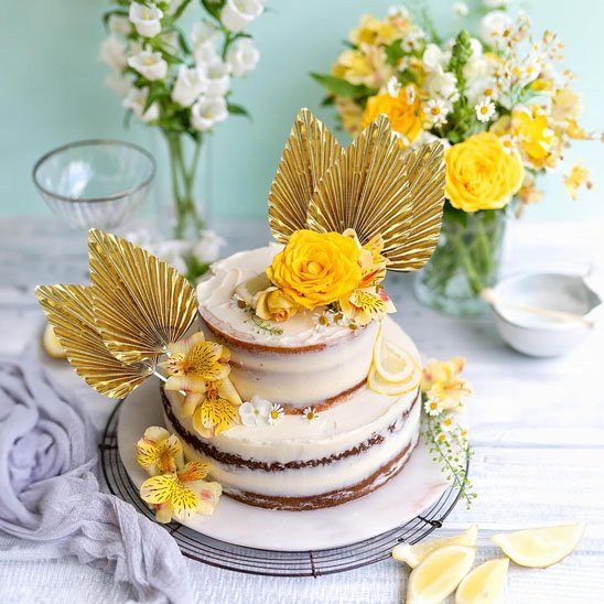 Decoration gateau simple avec roses jaunes et éventails dorés