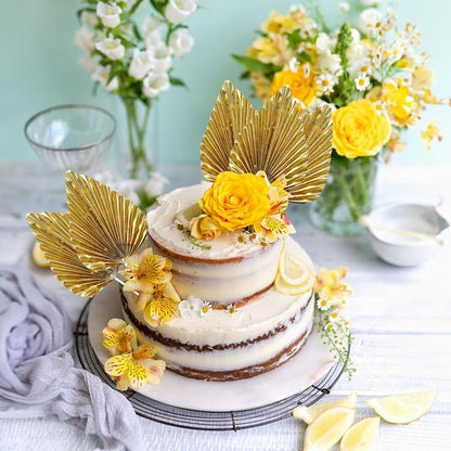 Decoration gateau simple avec roses jaunes et éventails dorés