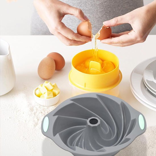 Démoulage de gâteau à l’aide de Moule à gateau en silicone gris