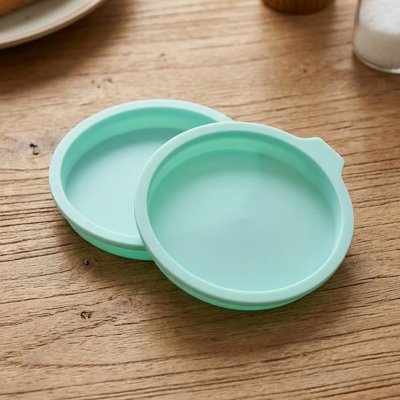 Deux Moules a manqué verts sur une table en bois