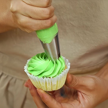 Douille patisserie appliquant crème verte sur cupcake
