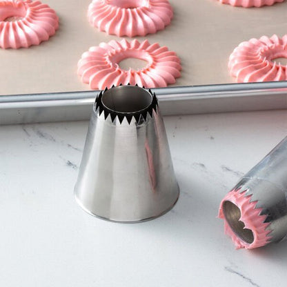 Douille pâtisserie avec des fleurs de crème rose