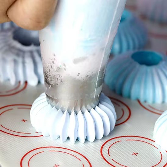 Douille pâtisserie créant des meringues bleues et blanches