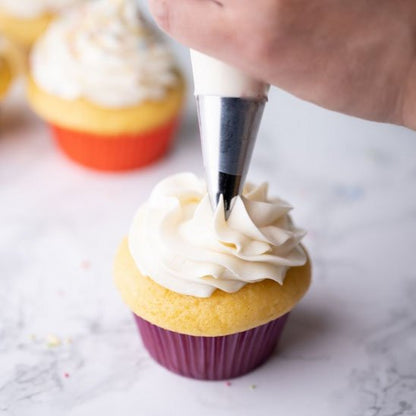Douille patisserie décorant un cupcake avec crème blanche