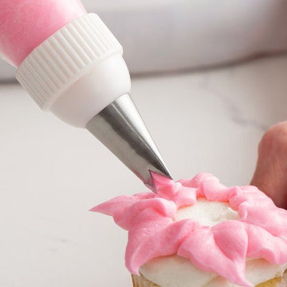 Douille pâtisserie décorant un cupcake avec crème rose