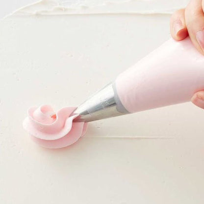 Douille patisserie utilisée pour décorer un cupcake en crème