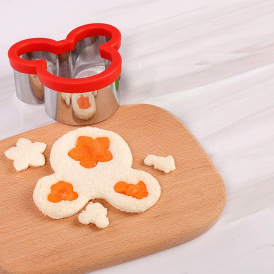 Emporte pièce cœur sur sandwich avec ingrédients