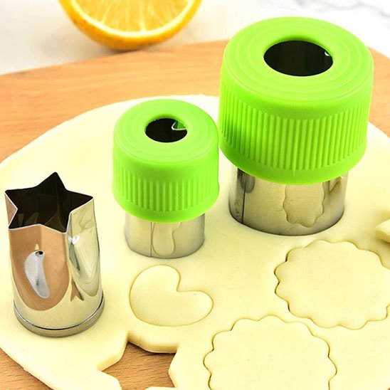 Emporte pièce en action sur pâte avec citron en arrière-plan