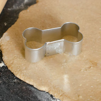 Emporte pièce en forme d'os découpant la pâte