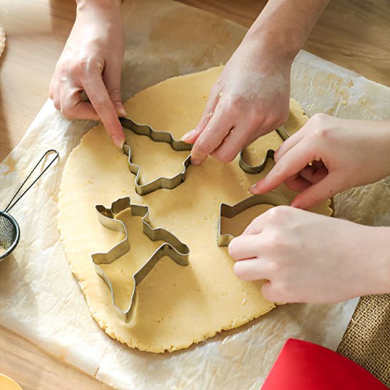 Emporte pièce Noël en action pour découper pâte