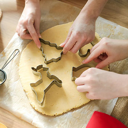 Emporte pièce Noël en action pour découper pâte