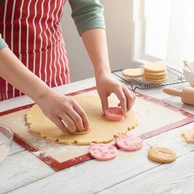 Emporte piece noel, forme sapin et biscuits décorés