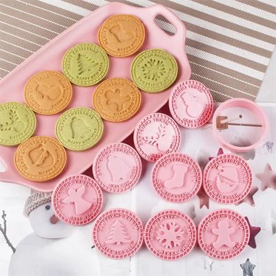 Emporte piece noel pour biscuits aux motifs variés